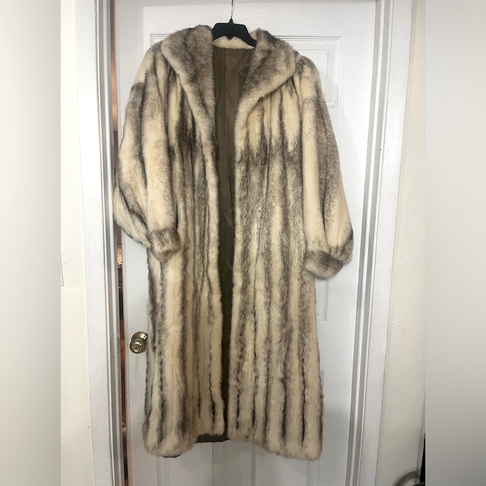 Vintage full length mink coat.🤍